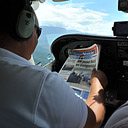Pilot czyta gazetę jednocześnie prowadząc samolot